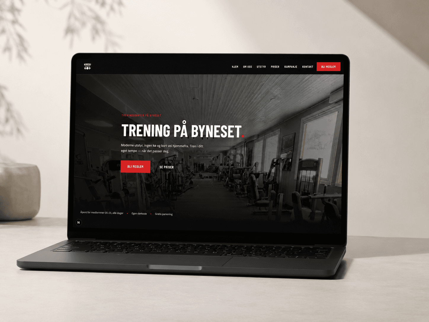 Nettsiden til Byneset Treningssenter, vist på laptop og mobil